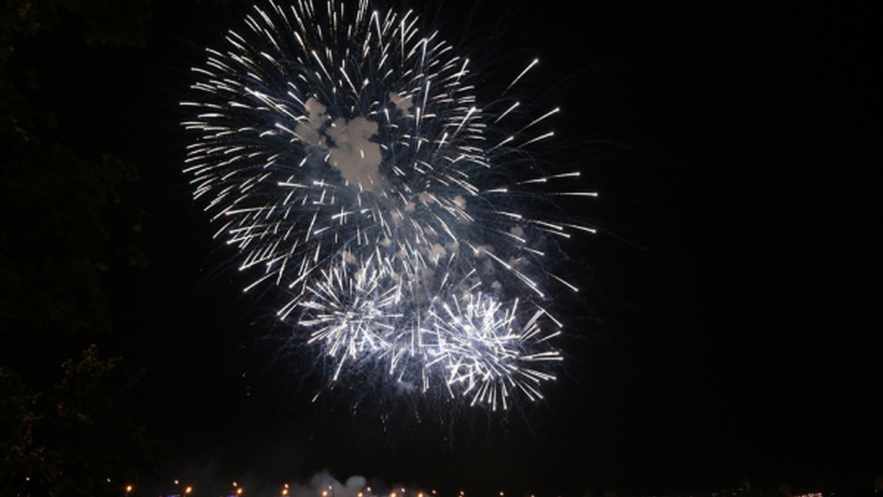 Главная картинка новости: Сэкономить на воронежском салюте на День Победы властям не удалось