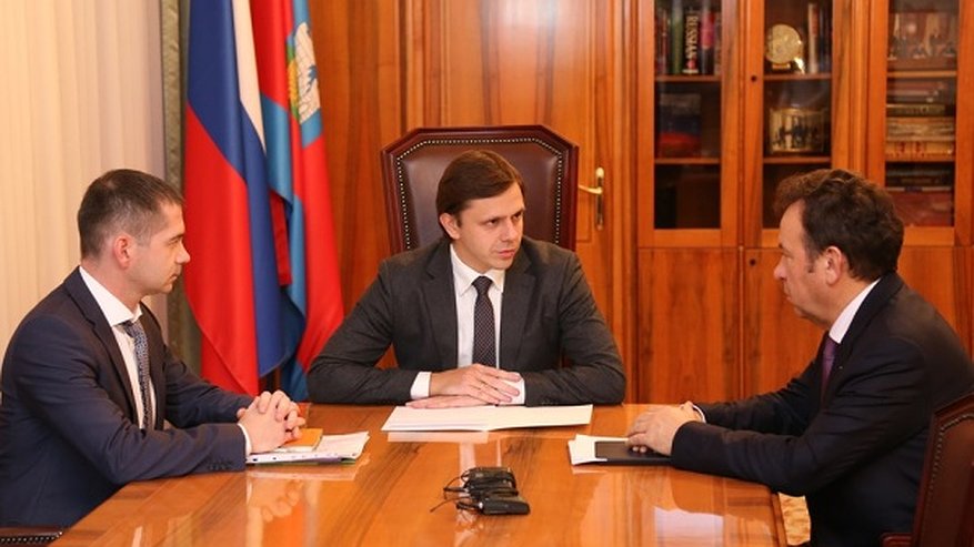 Главная картинка новости: Орловскому губернатору вручили «Мир»