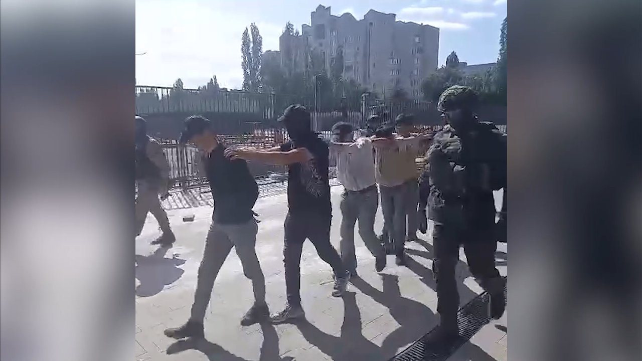 Главная картинка новости: На стадионе «Факел» прошел очередной рейд по мигрантам