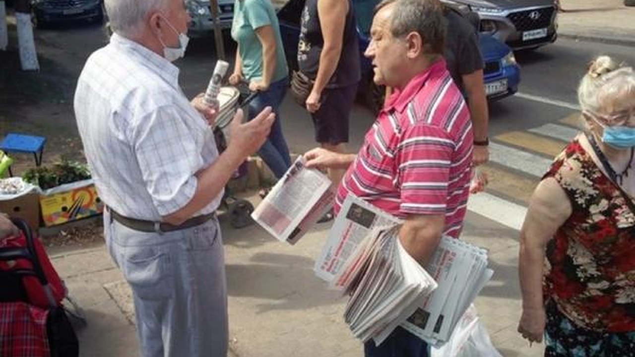 Главная картинка новости: Бывшего главного воронежского коммуниста отправили раздавать газеты на Птичий рынок