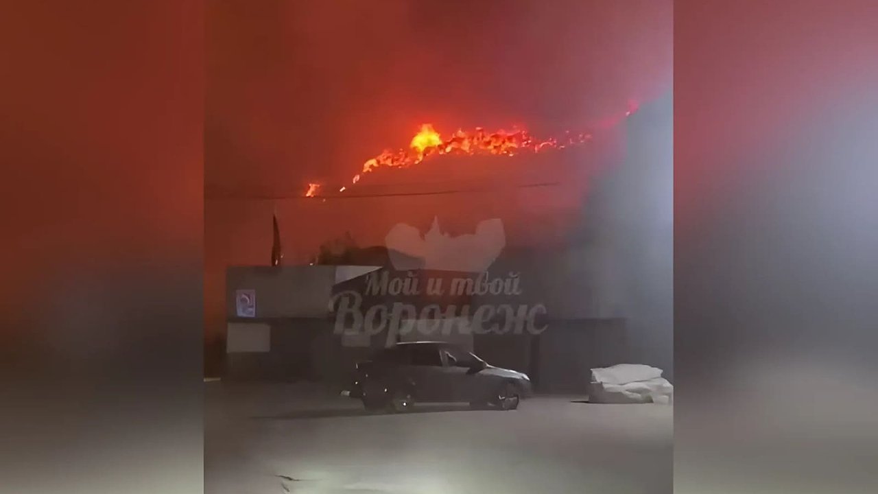 Главная картинка новости: Пожар на мусорном полигоне под Воронежем показали на видео