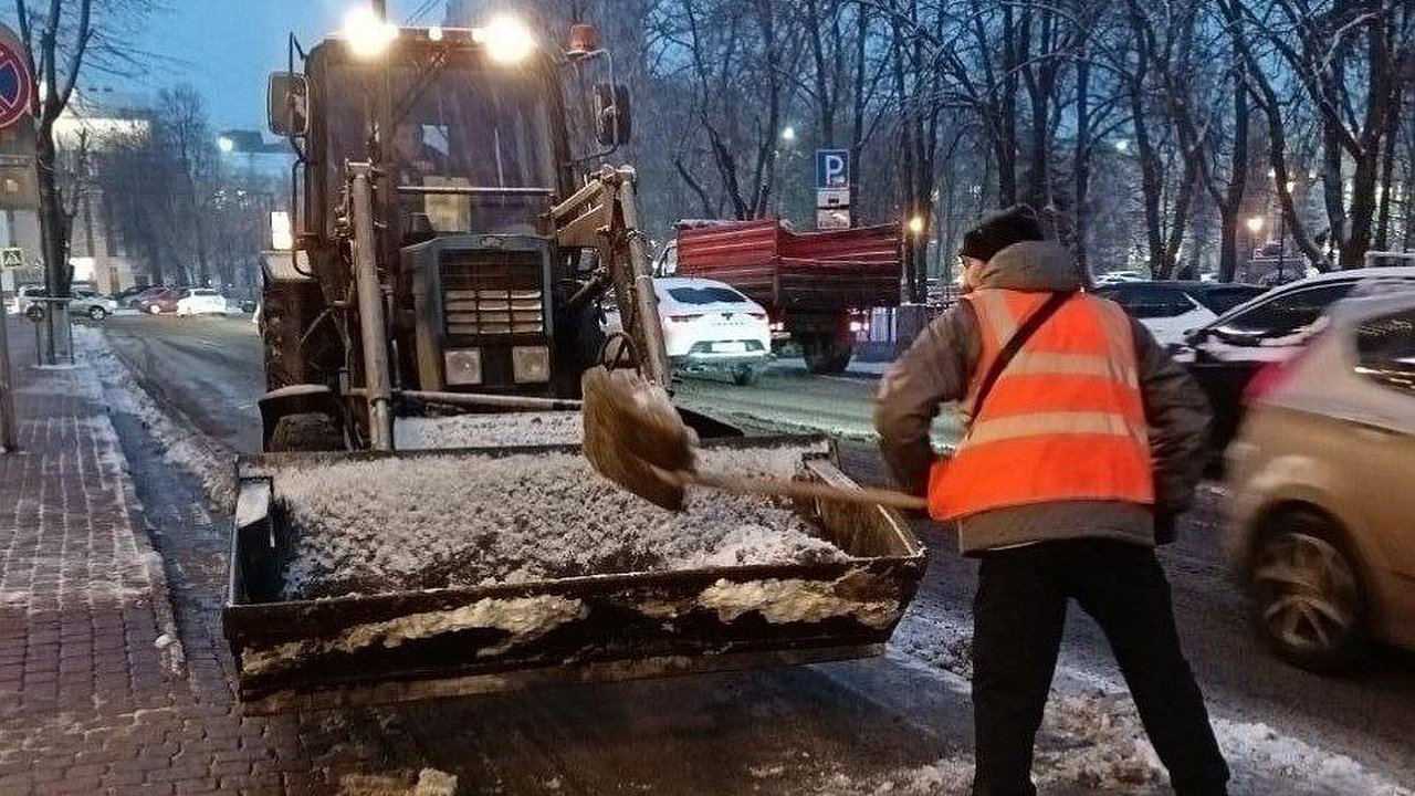 Главная картинка новости: Мэр попросил воронежцев не оставлять машины у дорог, чтобы не мешать уборке снега