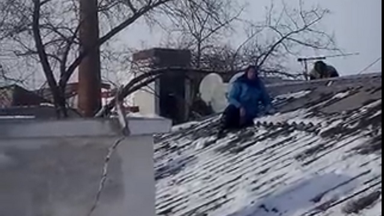 Главная картинка новости: Воронежские коммунальщики столкнулись с протестом против очистки крыши от снега