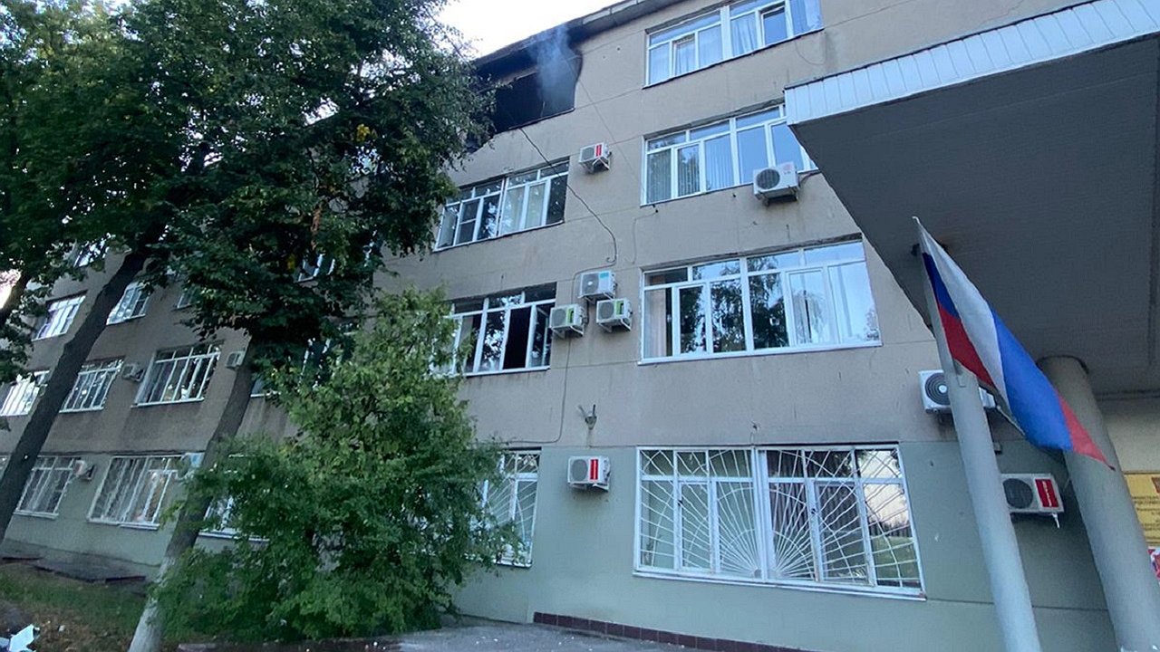 Главная картинка новости: Фото поврежденного дроном административного здания опубликовали воронежские власти 