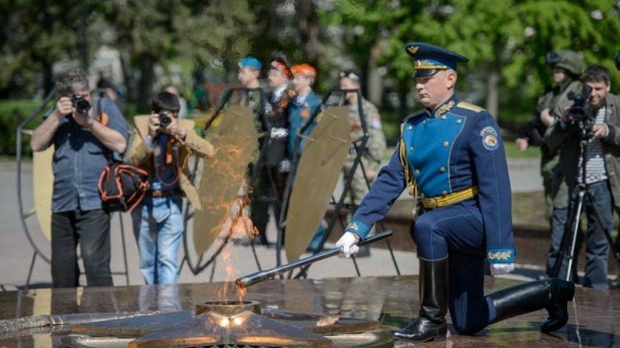 Главная картинка новости: В Воронеже на площади Победы зажгли Вечный огонь