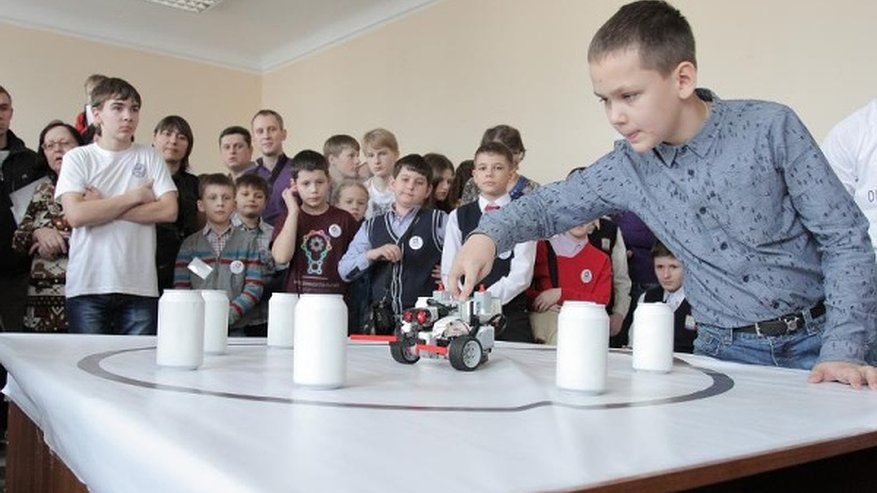 Главная картинка новости: В Воронежском госуниверситете устроили битву роботов 