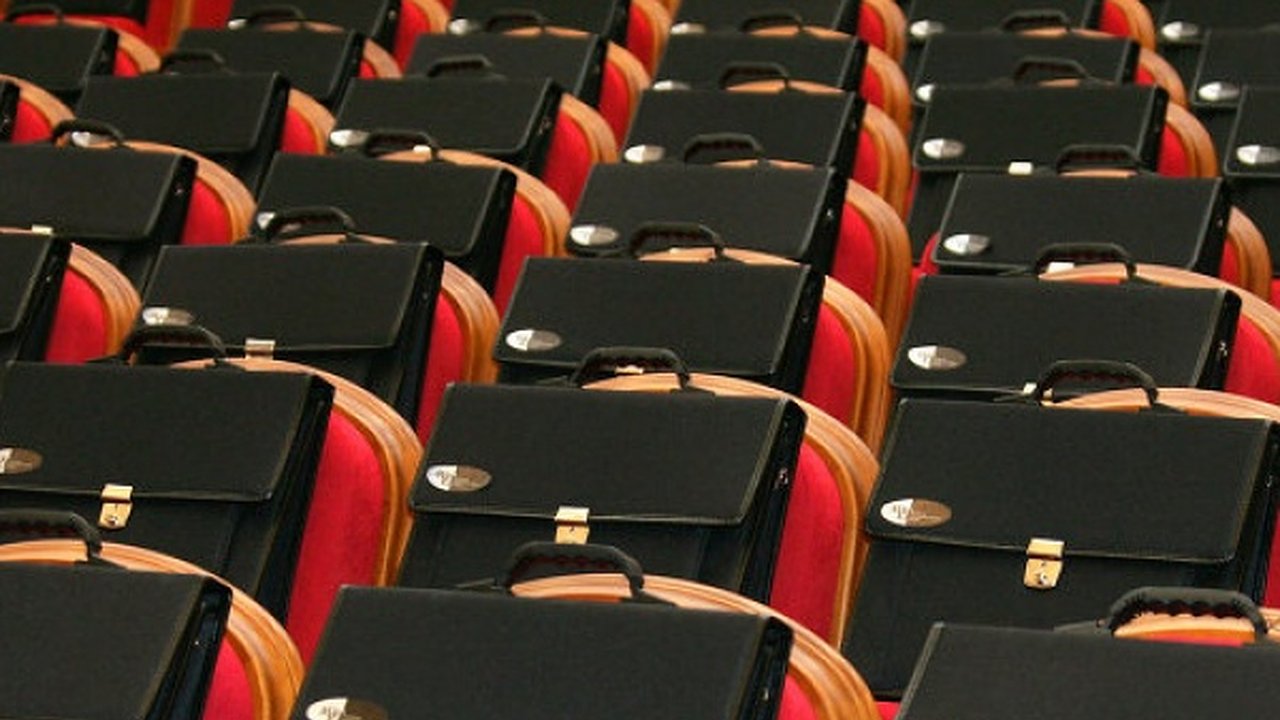 Главная картинка новости: Зарплата федеральных чиновников в Воронеже выросла на 18%