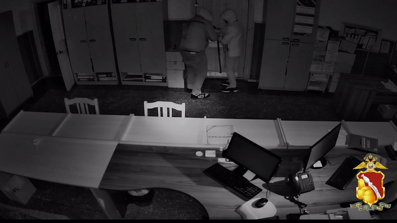 Главная картинка новости: Полиция опубликовала видео с ограбившими мясокомбинат преступниками