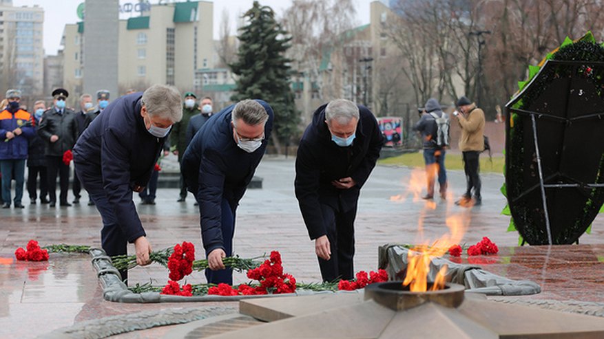 Главная картинка новости: Мэр Воронежа возложил цветы к могиле Неизвестного солдата 