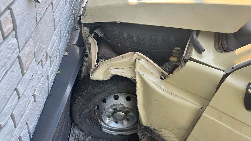 Главная картинка новости: В Воронежской области легковой автомобиль врезался в дом