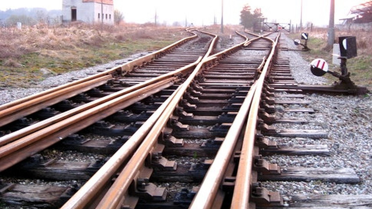 Главная картинка новости:  Под Воронежем хулиганы провоцируют аварии на железной дороге 