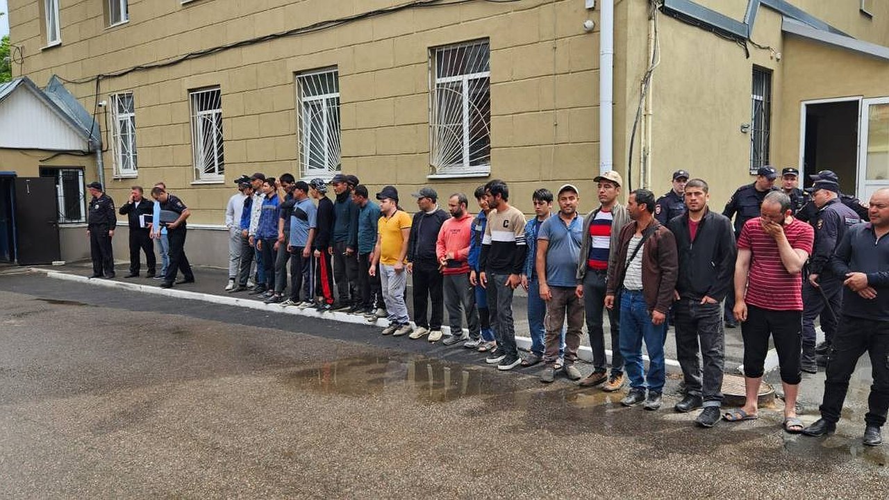 Главная картинка новости: Полицейские задержали 19 мигрантов на Адмиралтейской площади в Воронеже