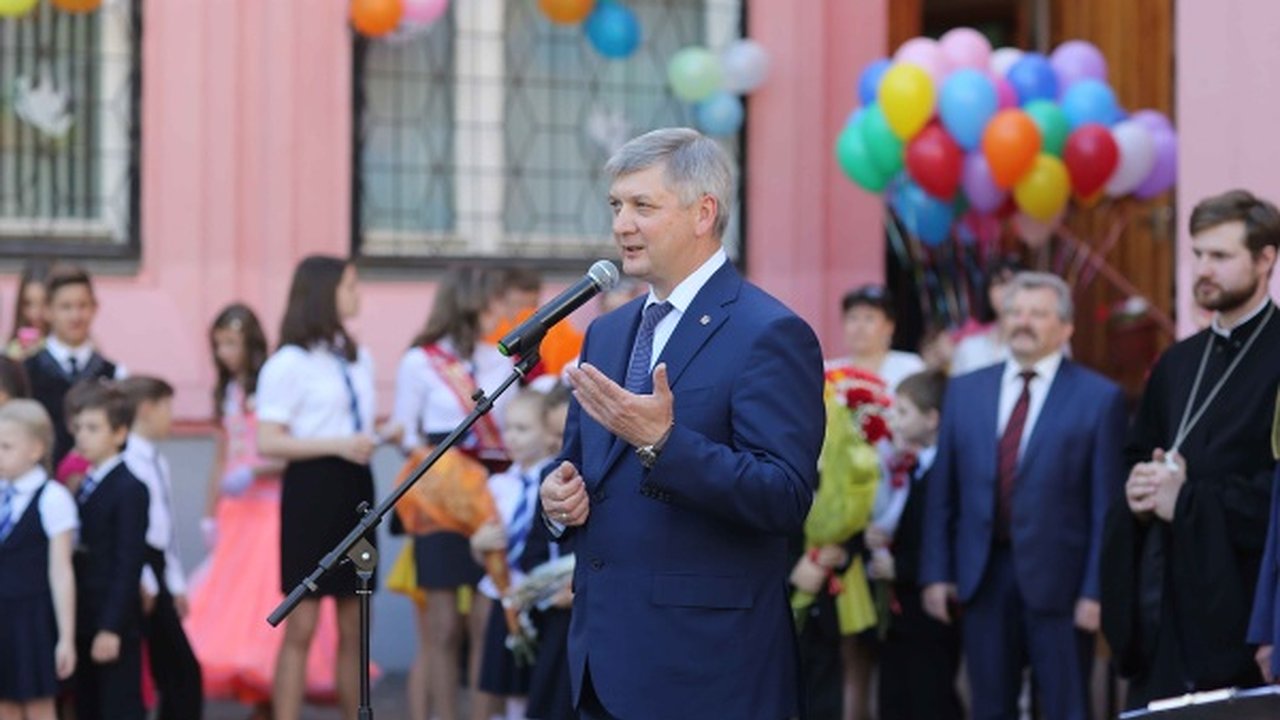 Главная картинка новости: Александр Гусев поздравил воронежских выпускников с последним звонком 