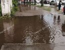 В Воронеже на улице Минской огромная лужа перекрыла вход на подстанцию скорой помощи
