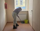 Начала мыть полы солёной водой — перемены в доме ощутила вся семья: вот почему нужно добавить соль в воду