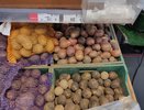 Засыпаю сверху на картошку и не переживаю до весны — соседи просят раскрыть 1 простой трюк: как я спасаю урожай от сырости