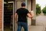 Миниатюра новости: В Рамонском районе мужчина украл из магазина ящик пива и толкнул продавца