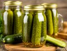 Соленые огурцы как из бочки: готовится легко — хранится долго, а домашние умоляют делать с запасом