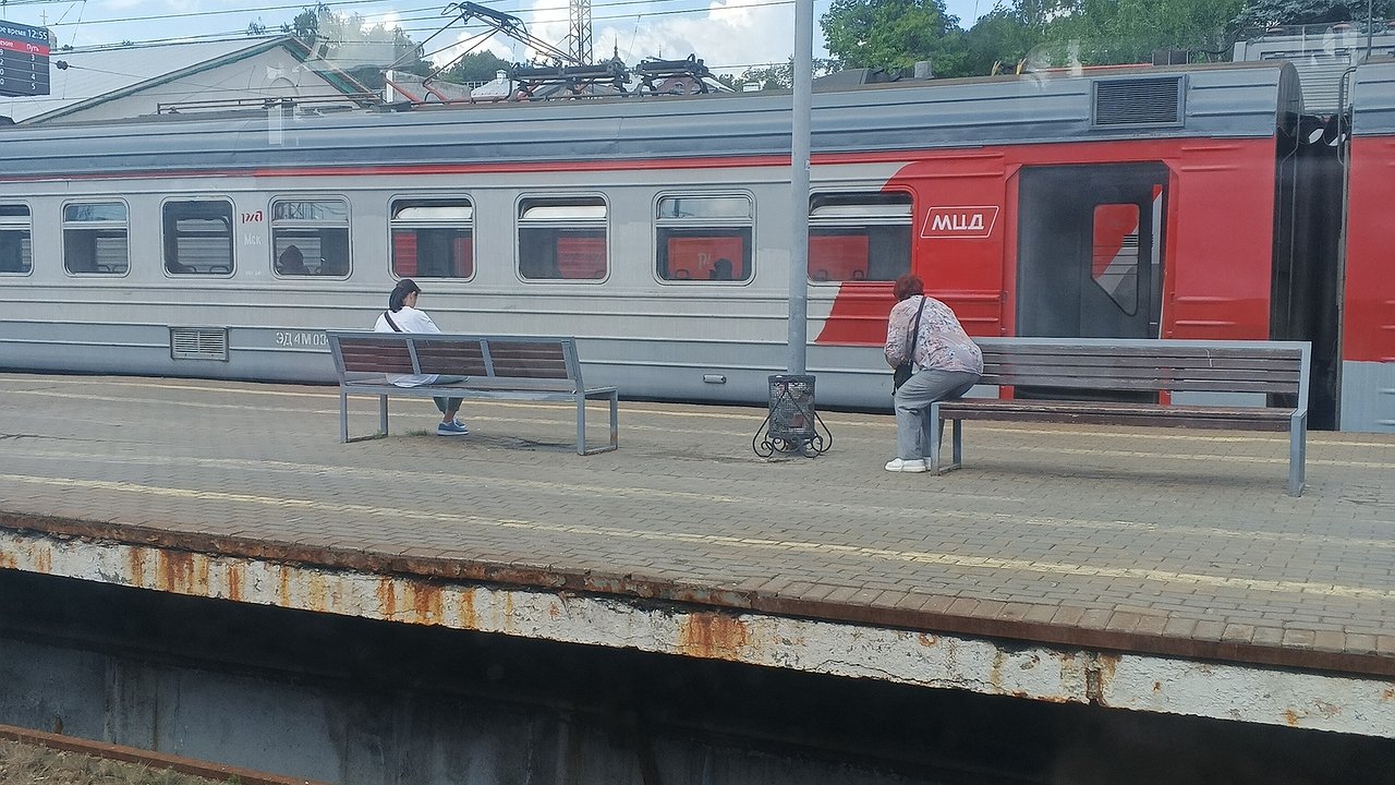 Главная картинка новости: Женщина с ребенком попросилась в туалет без очереди и осталась там до самого прибытия поезда