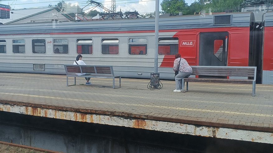 Главная картинка новости: Женщина с ребенком попросилась в туалет без очереди и осталась там до самого прибытия поезда