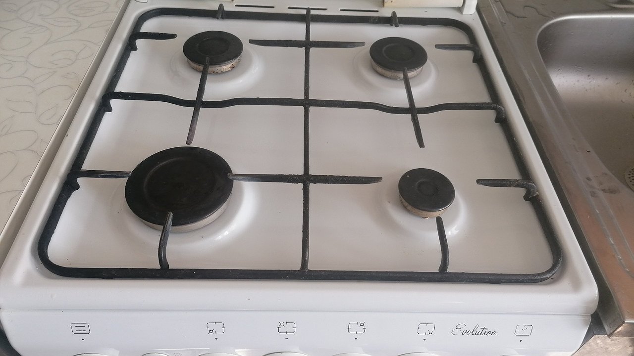 Главная картинка новости: Забудьте про соду и уксус: жир с ручек плиты легко удаляет другое средство — даже снимать не придётся