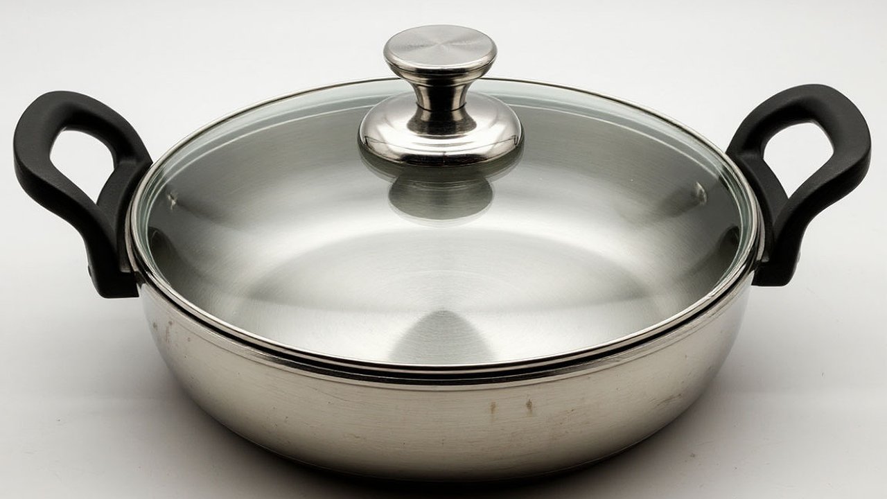 Главная картинка новости: Забудьте о мутных стёклах на крышках кастрюль: способ, который избавит от жира и липкой пленки