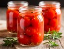 И от рассола ни капли не оставят: семейный рецепт маринованных томатов с листьями малины — ежегодно закручиваю по 15 банок и всё мало