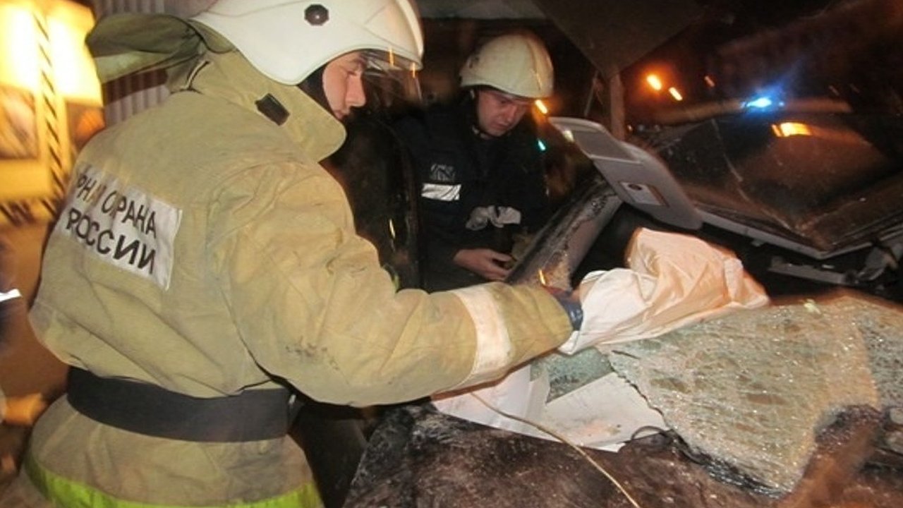 Главная картинка новости: В Рамонском районе легковой автомобиль на полном ходу врезался в стоявшую «Газель»