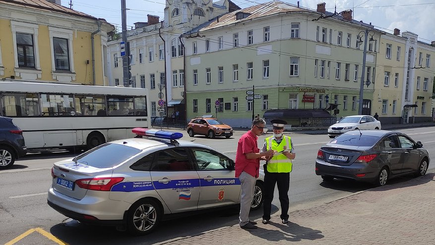 Главная картинка новости: Сидел в автомобиле, никуда не ехал, подошёл инспектор ГАИ и потребовал документы. Как быть водителю – объяснил автоюрист
