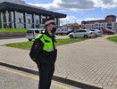 Вышел из машины, иду по своим делам, догоняет инспектор ГАИ и требует документы. Что делать в такой ситуации. Ответ автоюриста