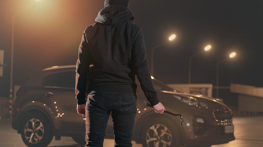 Главная картинка новости: Полуголый мужчина громил машины в воронежском дворе