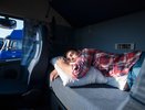 Вперед ногами на боковой, головой к проходу в купе: эксперт рассказал, как лучше ложиться в поезде