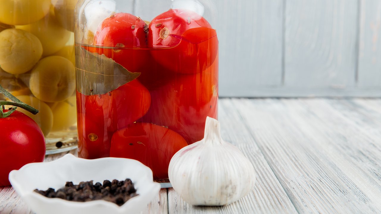 Главная картинка новости: Секрет идеальных маринованных помидоров: как избежать взрыва банок