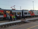 Хамоватая попутчица в купе заняла все крючки дорогими пальто. Проводник лишь развёл руками