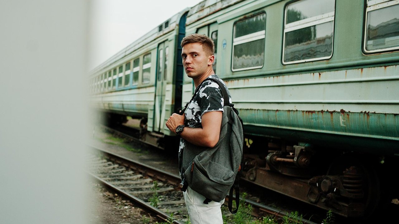 Главная картинка новости: Незнакомец сел в купе на мою полку с копченой курицей и пивом — чем закончилась наглость чужака