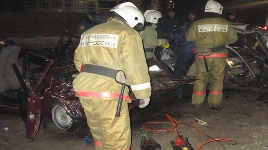 Главная картинка новости: В Воронеже на мосту ВОГРЭС в серьёзном ДТП столкнулись легковушка и грузовик