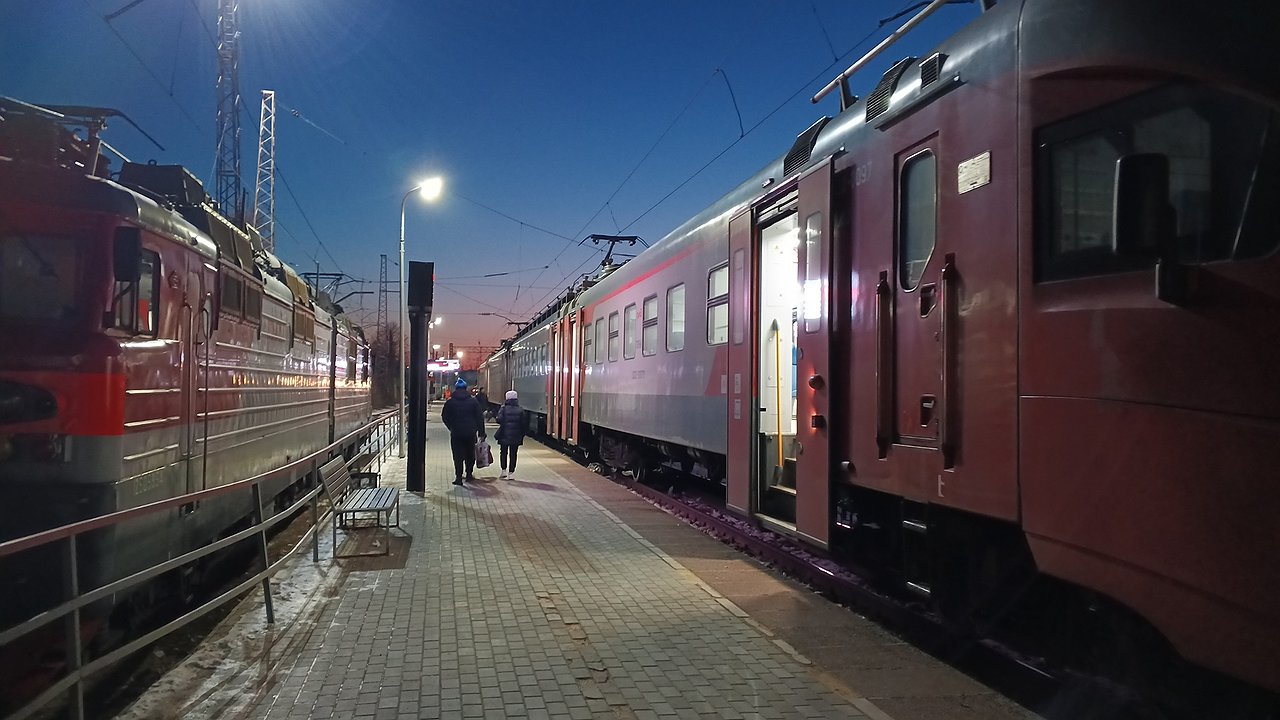 Главная картинка новости: Я ехала одна в поезде. Ночью услышала детский плач в запертом купе - и выяснила, на что способны «родители года»