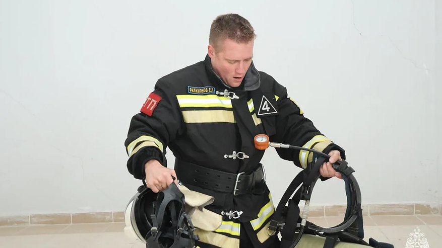 Главная картинка новости: Воронежский пожарный победил в скоростном подъеме на 25 этажей