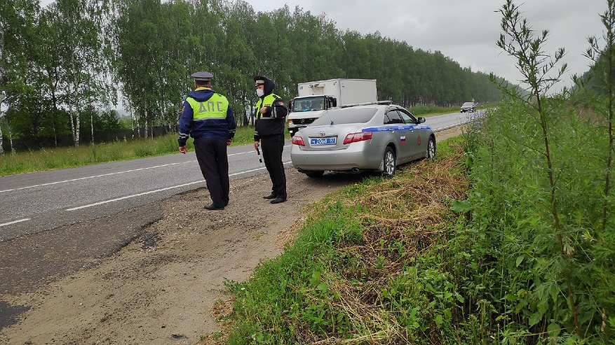 Главная картинка новости: Инспектор просит открыть багажник: что можно и чего нельзя делать водителю – объяснил юрист