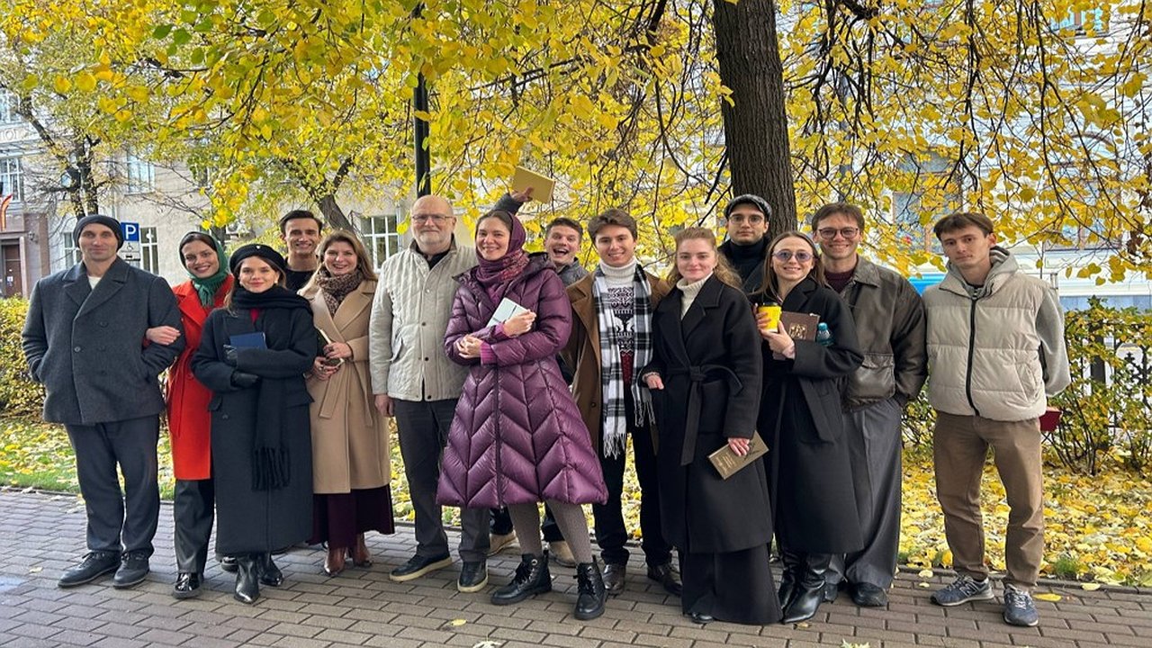 Главная картинка новости: В Воронеже открыли фестиваль «Литературная осень» чтением стихов в Кольцовском сквере