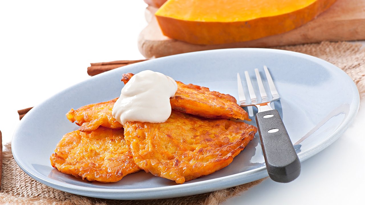 Главная картинка новости: Готовлю осенний завтрак: золотистые оладьи, перед которыми невозможно устоять