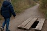 Миниатюра новости: В Рамонском районе следователи выясняют обстоятельства падения семилетнего ребёнка в яму