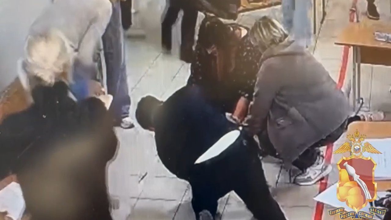 Главная картинка новости: В Воронеже полицейский оказал первую помощь женщине с приступом эпилепсии