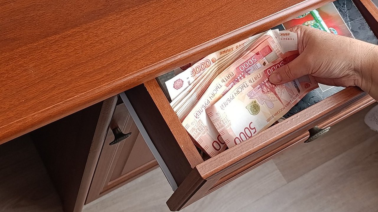 Главная картинка новости: Воронежский преподаватель получила 300 тысяч рублей за помощь студентам с дипломами