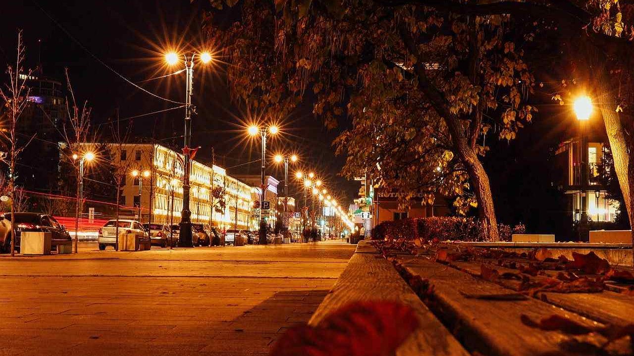 Главная картинка новости: Петрин показал красоту города в вечернее время