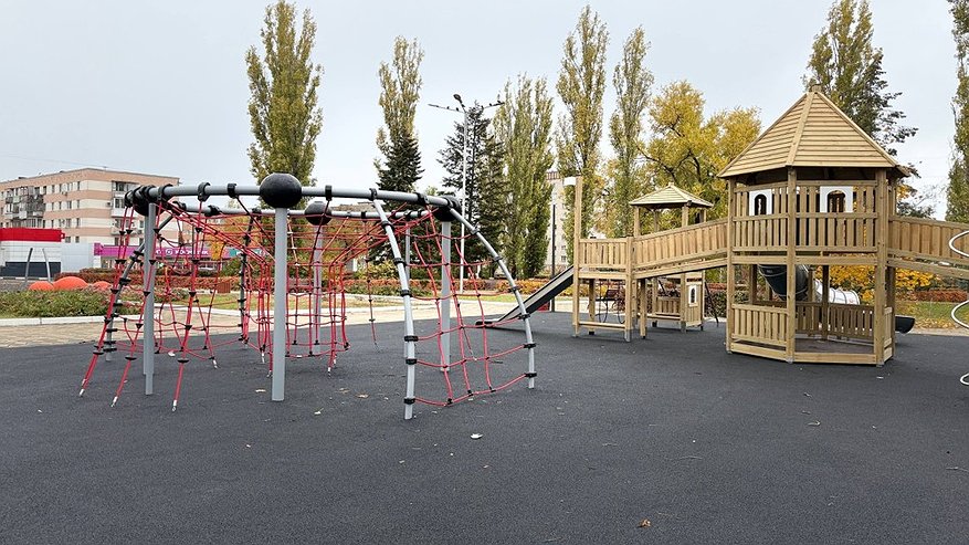 Главная картинка новости: В Нововоронеже открыли новую детскую площадку напротив кинотеатра «Уран»