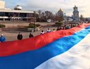 На Советской площади Воронежа развернули 100-метровый флаг России ко Дню единства