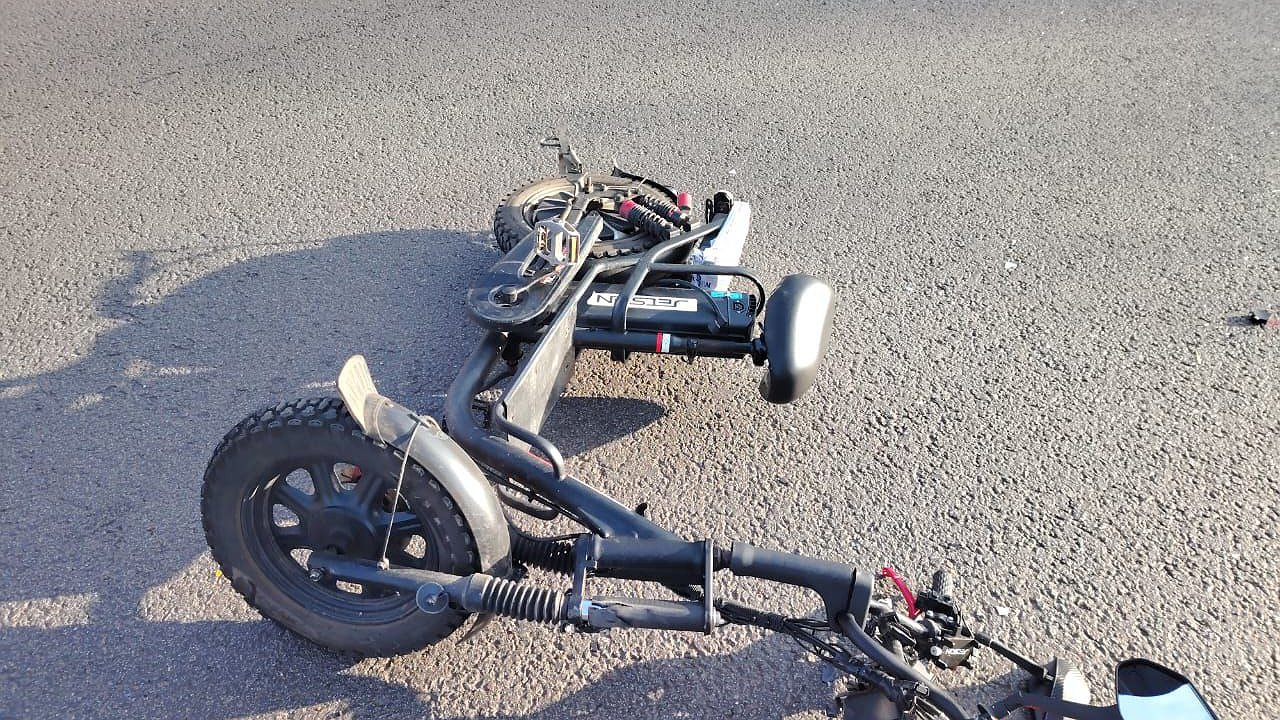 Главная картинка новости: В Воронеже водитель электроскутера попал в больницу после столкновения с легковушкой