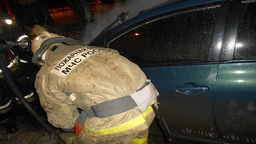 Главная картинка новости: В Воронеже ночью загорелся автомобиль на улице Мичурина