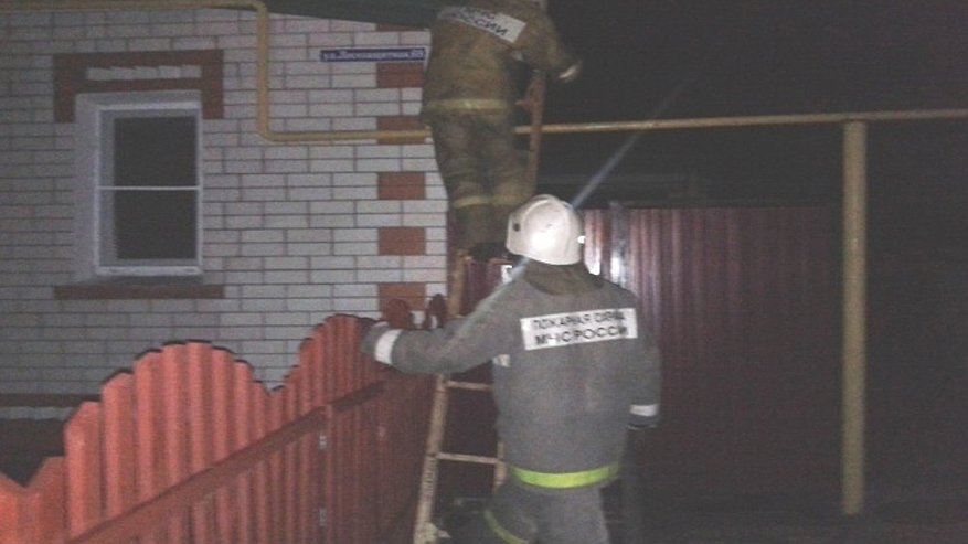 Главная картинка новости: В Павловском районе пожарные предотвратили распространение огня в жилом доме